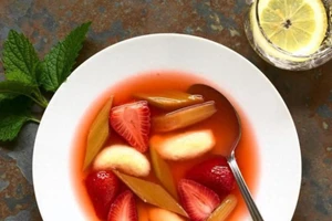 Uống súp rượu vang trái cây có thể làm nặng thêm các triệu chứng bệnh, thậm chí khiến tình trạng gan xấu đi. (Ảnh: ITN)