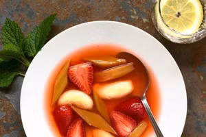 Uống súp rượu vang trái cây có thể làm nặng thêm các triệu chứng bệnh, thậm chí khiến tình trạng gan xấu đi. (Ảnh: ITN)