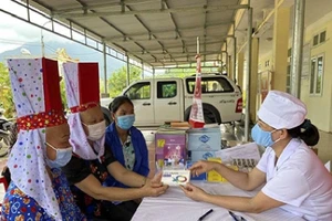 Cán bộ dân số đang tư vấn chăm sóc sức khỏe sinh sản cho người dân. Ảnh TL