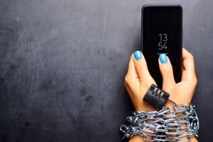 Để thoát khỏi xiềng xích của chứng nghiện điện thoại di động, đã đến lúc bạn phải bỏ điện thoại xuống và biến mình thành nhân vật chính trong cuộc sống của mình. (Ảnh: ITN).