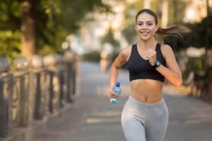 Chạy bộ thường hiệu quả hơn trong việc giảm mỡ. (Ảnh: ITN)