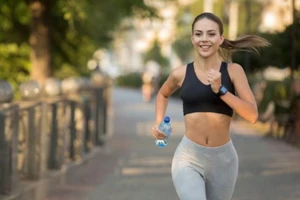 Chạy bộ thường hiệu quả hơn trong việc giảm mỡ. (Ảnh: ITN)