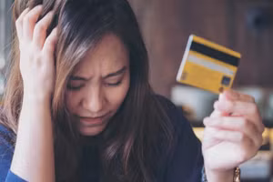 Nhiều cặp vợ chồng sau khi kết hôn không có một tài khoản chung cho thu nhập gia đình. (Ảnh: ITN)