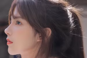 Khi buộc tóc quá chặt, lực kéo lên chân tóc quá lớn, theo thời gian, tóc sẽ dần lỏng ra và rụng. (Ảnh: ITN)