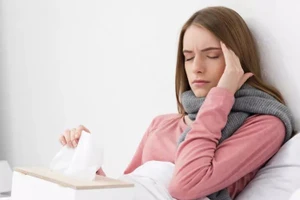 Thường xuyên đi ngủ với mái tóc ẩm sẽ ảnh hưởng xấu đến chất lượng tóc. (Ảnh: ITN)