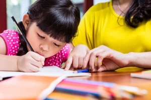 Khi trẻ có tiến bộ trong học tập, cha mẹ nên ghi nhận và động viên kịp thời. (Ảnh: ITN).
