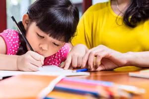 Khi trẻ có tiến bộ trong học tập, cha mẹ nên ghi nhận và động viên kịp thời. (Ảnh: ITN).