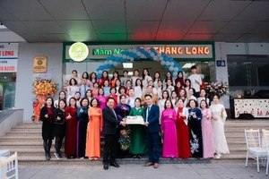 Tập thể trường MN VSK Thăng Long mừng kỷ niệm 15 năm thành lập