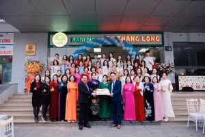 Tập thể trường MN VSK Thăng Long mừng kỷ niệm 15 năm thành lập