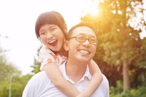 Các bé gái có bản năng gắn bó và phụ thuộc vào cha mình ngay từ khi còn nhỏ. (Ảnh: ITN).