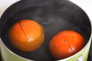 Nếu cà chua được sử dụng làm thực phẩm sống, chẳng hạn như salad, bánh mì kẹp thịt và bánh mì sandwich, thì không cần phải gọt vỏ. (Ảnh: ITN).