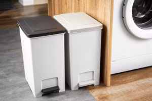 Theo thời gian, thức ăn thừa và các loại rác thải khác tích tụ bên trong thùng rác, tạo ra môi trường cho vi khuẩn phát triển và hình thành mùi hôi. (Ảnh: ITN).