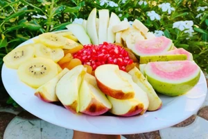 Trái cây cũng chứa một lượng nước nhất định. (Ảnh: ITN)