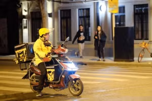 Khi đã quen với công việc mới, anh nghĩ chỉ cần cố gắng thêm một chút, một tháng kiếm 7-8 triệu chắc chắn không thành vấn đề. (Ảnh: ITN)