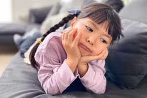 Một số bà mẹ luôn phàn nàn về ngoại hình của mình, và các bé gái dễ bị ảnh hưởng thói quen tiêu cực này. (Ảnh: ITN).