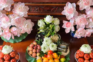 Mâm lễ thơm ngát hương hoa sen, hoa cau, hoa nhài.