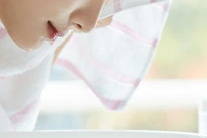 Khi rửa mặt bằng khăn, tuyệt đối không nên chà xát quá mạnh. (Ảnh: ITN)