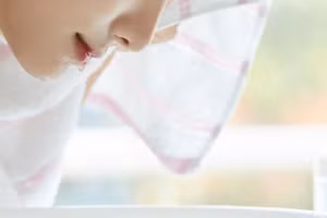 Khi rửa mặt bằng khăn, tuyệt đối không nên chà xát quá mạnh. (Ảnh: ITN)