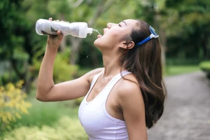 Nước không được chuyển hóa kịp thời sẽ không chỉ tích tụ trong cơ thể mà còn làm các tế bào phát triển và sưng lên, khiến thể tích các cơ quan nội tạng tăng lên. (Ảnh: ITN)