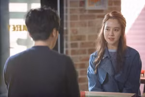 Có nhiều yếu tố cần cân nhắc khi quyết định xem bạn có nên cố gắng duy trì tình bạn với người yêu cũ hay không. (Ảnh: ITN).