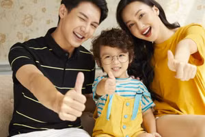 Cha mẹ nên khuyến khích trẻ bày tỏ nhiều hơn những suy nghĩ và cảm xúc của mình, không nên sợ mắc lỗi hoặc bị chỉ trích. (Ảnh: ITN).