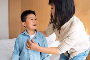 Cho con thấy rằng bạn quan tâm cảm xúc của con. (Ảnh: ITN).