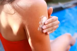 Khi nhận thức về việc chống nắng ngày càng tăng, mối lo ngại về việc chống nắng cũng thường nảy sinh. (Ảnh: ITN)