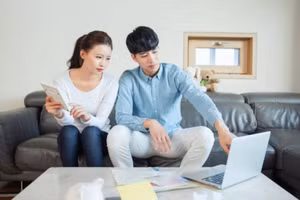 Vợ chồng là những người bạn đồng hành trên một con thuyền. (Ảnh: ITN).