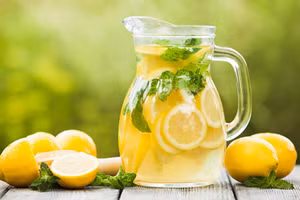 Nước chanh là một thức uống đơn giản nhưng hiệu quả để thưởng thức trong thời gian nhịn ăn. (Ảnh: ITN)