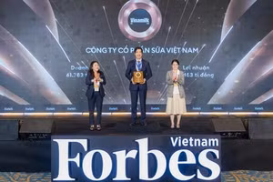 Ông Nguyễn Quốc Khánh, Giám đốc Điều hành Nghiên cứu và Phát triển Vinamilk nhận vinh danh Top 50 Công ty niêm yết tốt nhất Việt Nam. (Ảnh: Forbes Việt Nam)