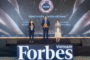 Ông Nguyễn Quốc Khánh, Giám đốc Điều hành Nghiên cứu và Phát triển Vinamilk nhận vinh danh Top 50 Công ty niêm yết tốt nhất Việt Nam. (Ảnh: Forbes Việt Nam)