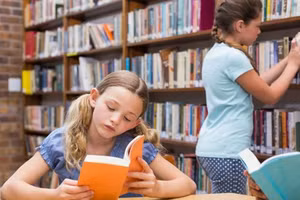 Đọc một cách chuyên sâu không phải là điều dễ dàng, bạn phải học cách hướng dẫn con mình và để chúng hiểu về nguồn gốc, bối cảnh, nhân vật, kỹ thuật kể chuyện, v.v (Ảnh: ITN).