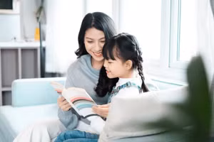 Cha mẹ ly hôn hoặc vắng mặt có thể gây tổn thương đến mối quan hệ gắn bó. (Ảnh: ITN).