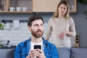 Nếu một người đã có đối tác tình cảm mà vẫn cài những ứng dụng hẹn hò trên điện thoại và không có bản ghi cuộc trò chuyện nào trong đó thì sẽ rất nguy hiểm. (Ảnh: ITN).