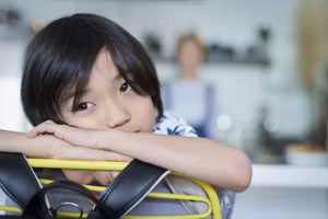 Trong quá trình trưởng thành của trẻ, lòng đố kỵ là một phản ứng cảm xúc phổ biến. (Ảnh: ITN)