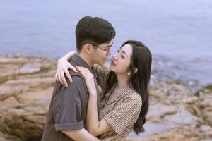 Một người đàn ông yêu bạn sâu sắc sẽ trở nên thận trọng và luôn đặt bạn lên hàng đầu trong trái tim anh ấy. (Ảnh: ITN).