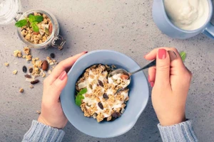 Tiêu thụ quá nhiều yến mạch có thể gây đầy hơi và chướng bụng ở một số người. (Ảnh: ITN)