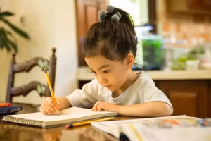 Một số việc cha mẹ càng buông tay, con càng có triển vọng. (Ảnh : ITN).