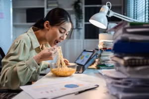 Ăn đêm mặc dù có tác dụng chống đói, nhưng ăn đúng cách mới không gây hại cho sức khỏe. (Ảnh: ITN)