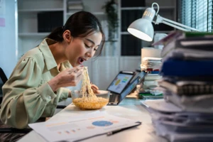 Ăn đêm mặc dù có tác dụng chống đói, nhưng ăn đúng cách mới không gây hại cho sức khỏe. (Ảnh: ITN)