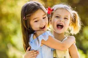 Khả năng yêu thương là một kỹ năng vô cùng quan trọng khiến đứa trẻ hạnh phúc đến hết cuộc đời. (Ảnh: ITN).