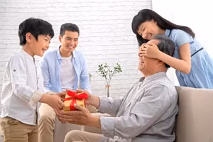 Sống chung như một thể thống nhất, với nhiều thế hệ cùng tận hưởng sự đồng hành của nhau, có thể củng cố mối quan hệ gia đình và tạo ra bầu không khí hòa thuận. (Ảnh: ITN)