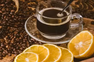 Mặc dù cà phê và chanh mỗi loại đều mang lại lợi ích sức khỏe riêng, việc pha trộn chúng không tự động tạo ra một công thức giảm cân mạnh mẽ. (Ảnh: ITN).