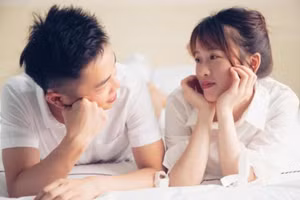 Cuộc sống và tình yêu nhỏ bé đan xen vào nhau, từ từ kéo tình yêu xuống, thứ cảm xúc màu hồng dần bị chìm trong cuộc sống bình thường. (Ảnh: ITN)