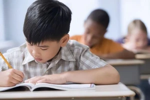Để bước vào cuộc sống học tập nhanh chóng của trường, phương pháp thích nghi hiệu quả nhất là theo nhịp điệu của trường, học đúng giờ, ngủ đúng giờ, không tìm lý do để trì hoãn thời gian. (Ảnh: ITN).
