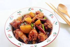 Thịt gà om khoai tây là một món ăn bổ dưỡng. (Ảnh : ITN)