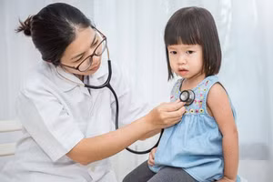 Mùa nóng là mùa cao điểm của các bệnh ở trẻ em. (Ảnh: ITN).