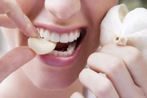 Nếu bạn ăn tỏi khi đói, niêm mạc dạ dày sẽ như "người không mặc áo mưa chạy trong dầu ớt". (Ảnh: ITN)