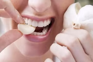 Nếu bạn ăn tỏi khi đói, niêm mạc dạ dày sẽ như "người không mặc áo mưa chạy trong dầu ớt". (Ảnh: ITN)