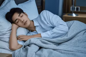 Sau khi thức dậy vào buổi sáng, bạn nên nằm yên trên giường trong vài phút. (Ảnh: ITN)